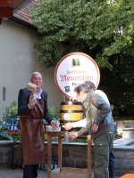 Da kann das Margaretenfest nun kommen - "Probe"-Bieranstich im Rathaushof