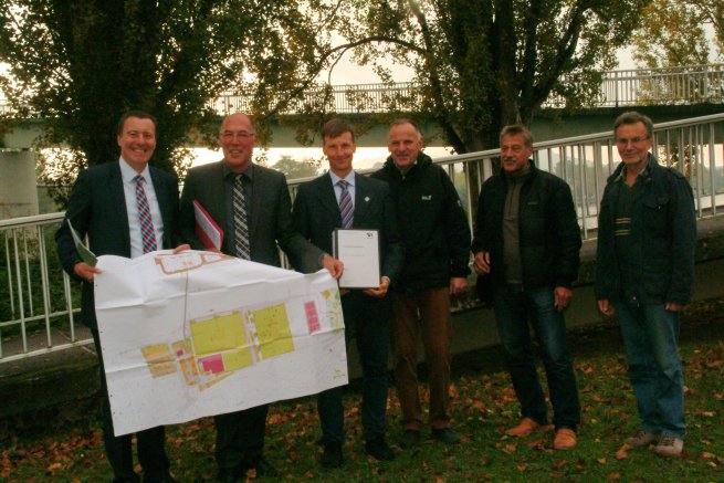 Der alte Mainsteg im Hintergrund - der neue auf dem Plan