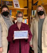 JU spendet 250 Euro f&uuml;r die B&uuml;cherei