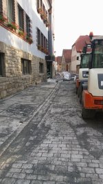 Pflasterarbeiten in der Mainstra&szlig;e auf hohem Tempo
