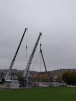 Schweres Ger&auml;t im Einsatz am neuen Mainsteg